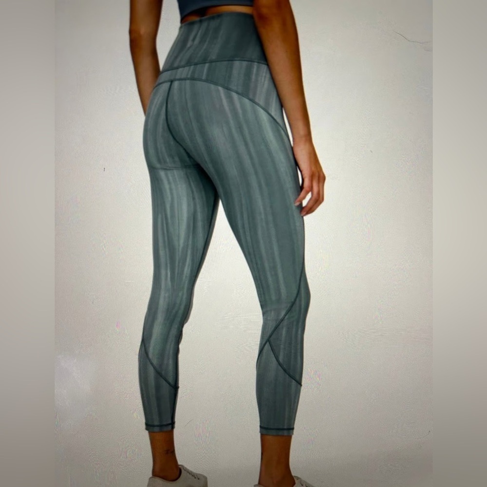 Lululemon In Movement Leggings Size 2 Everlux Linear Spray Blue/ greenish